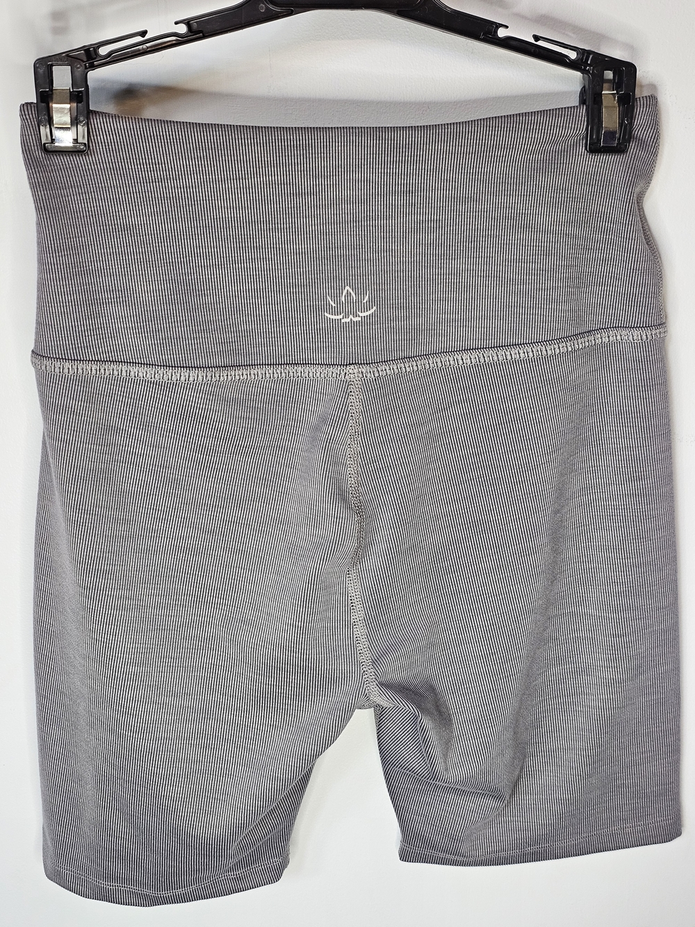 Beyond Yoga Gray Ribbed Stripe High Waist Biker Shorts Size Large - Picture 2 of 6